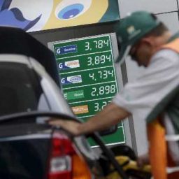 Pela 1ª vez desde fevereiro de 2021, preço médio do litro da gasolina fica abaixo de R$ 5