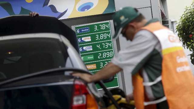 Petrobras reduz gasolina em 0,3% e aumenta diesel em 1,7%