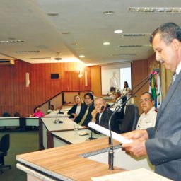 Prefeito de Barreiras é denunciado ao MPE por irregularidades na contratação de transporte escolar