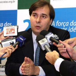 Rodrigo Maia assume interinamente a Presidência da República