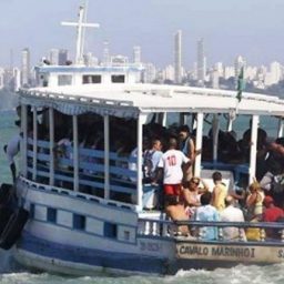 Tragédia em Salvador, uma lancha de travessia vira com mais de 120 pessoas a bordo