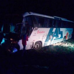 Treze pessoas ficam feridas após ônibus intermunicipal capotar na BR-324
