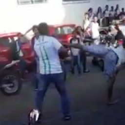 Diretor de escola e ex-aluno brigam em frente a colégio; veja