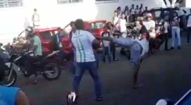 Diretor de escola e ex-aluno brigam em frente a colégio; veja