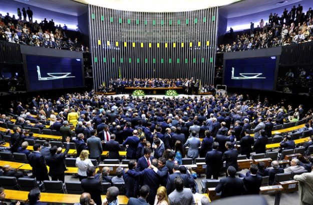 Câmara retoma discussão sobre reforma política nesta segunda-feira