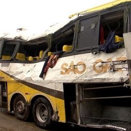 Acidente com ônibus deixa três mortos e 20 feridos na BR-101