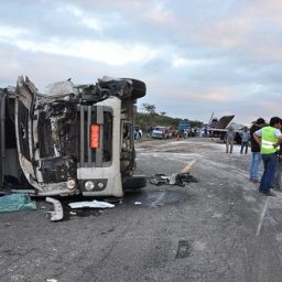 Acidente entre caminhões e carreta na BR-116 mata motorista, em Jaguaquara