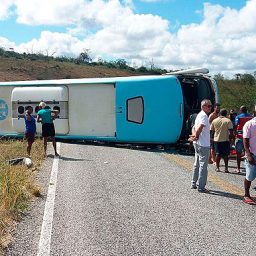 Cinco morrem e 30 ficam feridos em acidente de ônibus na Bahia