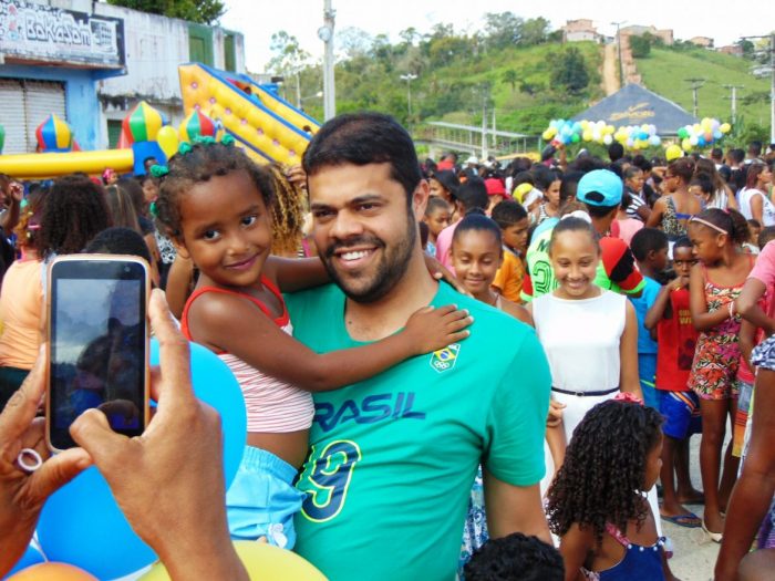 Gandu: Prefeito Léo é recebido com alegria durante as comemorações ao Dia da Criança