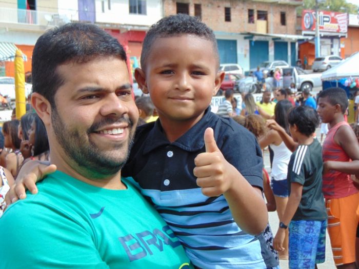 Gandu: Prefeito Léo é recebido com alegria durante as comemorações ao Dia da Criança
