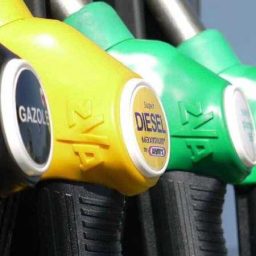 Petrobras anuncia queda de 2,3% no preço da gasolina; diesel tem alta