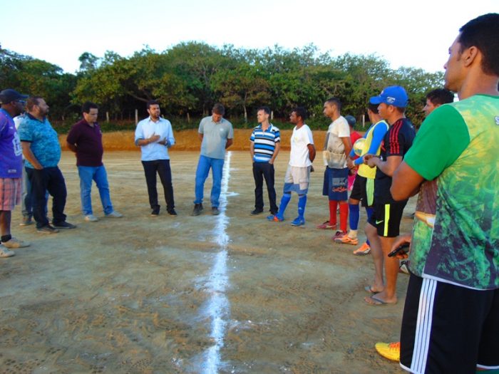 Prefeitura de Gandu recupera campo de futebol na zona rural do município