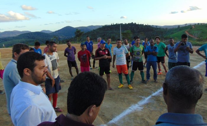 Prefeitura de Gandu recupera campo de futebol na zona rural do município