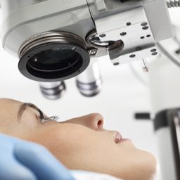 Cirurgias de miopia têm cobertura obrigatória pelo SUS e por planos de saúde