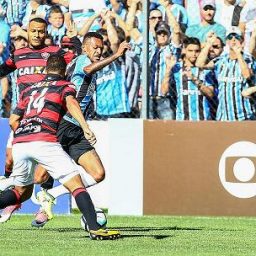 Em jogo agitado, Vitória empata com o Grêmio e segue fora do Z4