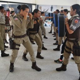 Policiais militares femininas treinam Krav Magá