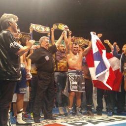 Popó cai, levanta, vence por pontos, e se emociona em despedida do boxe