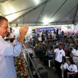 Rui reúne 32 prefeitos e 130 vereadores em inauguração e hospital