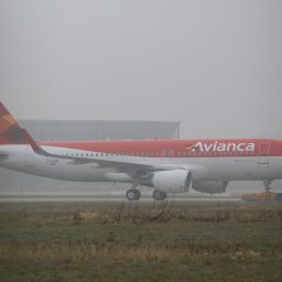 Com pista molhada, avião da Avianca arremete no Santos Dumont