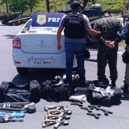 Sargento do Exército é preso com 19 fuzis, 41 pistolas, munição e cocaína na Via Dutra