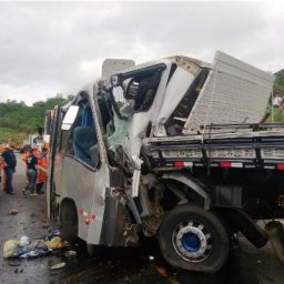 Acidente entre micro-ônibus e caminhão deixa dois mortos e 31 feridos na Bahia