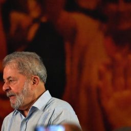 Juiz manda devolver passaporte de Lula e diz não ver risco de fuga.