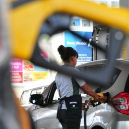 Petrobras anuncia queda de 3,9% no preço da gasolina e de 2,3% no diesel