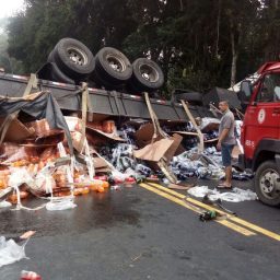 Acidente envolvendo caminhão e dois carros interrompe tráfego na BR 101 em Ubaitaba