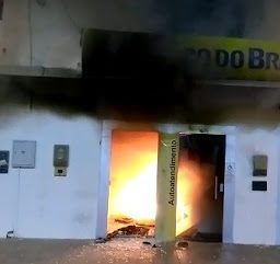 Agência do Banco do Brasil pega fogo depois de tentativa de explosão no interior da Bahia