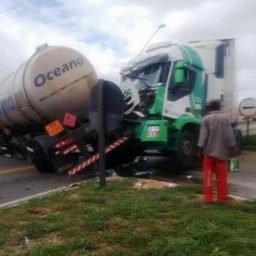 Colisão entre duas carretas deixa trânsito interditado na BR-116