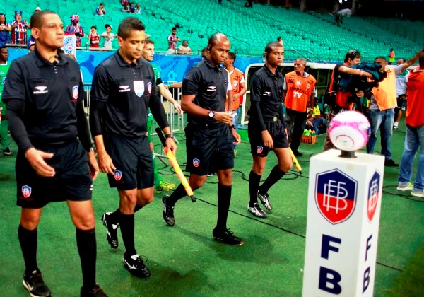 FBF estuda usar árbitro de vídeo nas finais do Baianão