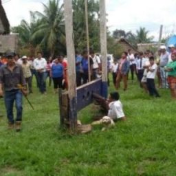 Prefeito é amarrado e humilhado pela população por não cumprir promessas