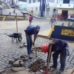 Secretaria da Infraestrutura de Gandu realiza obras de recuperação de ruas da cidade.
