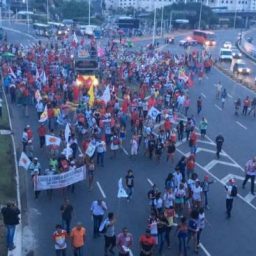 Em protesto contra a prisão de Lula, manifestantes fechan Av. ACM