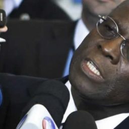 Joaquim Barbosa assina ficha de filiação ao PSB