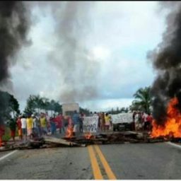 Membros do MST fecham três rodovias na Bahia em protesto pró-Lula