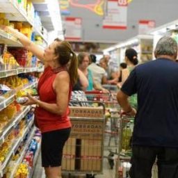 Mercadinhos vencem preços de supermercados pela primeira vez em 7 anos