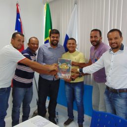 Prefeito Leonardo Cardoso se reúne com representantes do motocross de Gandu