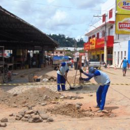 Prefeitura inicia recuperação total do calçamento no entorno da Feira livre de Gandu