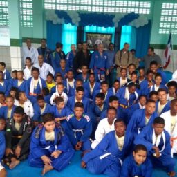 Projeto da PM na Ilha de Itaparica gradua 70 jovens no jiu-jitsu