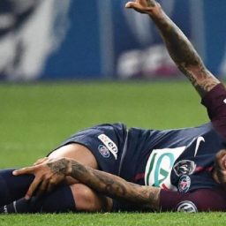 Daniel Alves se machuca e pode ficar de fora da Copa