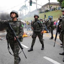 Justiça autoriza apoio do Exército para retirar caminhões da BR-101