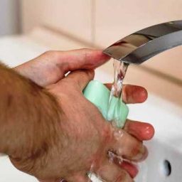 Lavar as mãos reduz em 40% doenças como gripe, conjuntivite e viroses