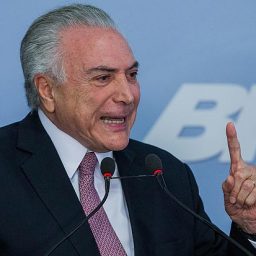 Temer assina decreto que permite ao governo assumir controle de caminhões para desobstruir rodovias