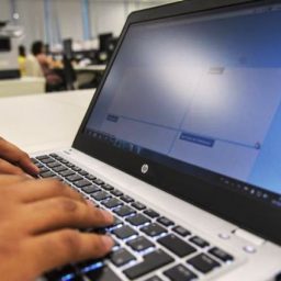 Tempo gasto em computadores afeta bem-estar de jovens, diz pesquisa