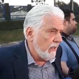 Wagner visita Lula em Curitiba: ‘Está indignado e injuriado’