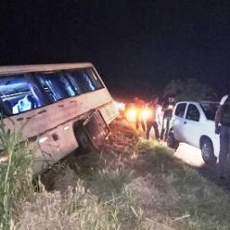 Ônibus com universitários de Ibirapitanga, Ipiaú e Ibirataia se envolve em acidente na BR-101