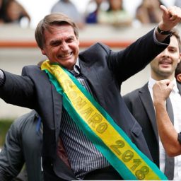 Bolsonaro lidera corrida presidencial, em que prevalecem brancos e nulos