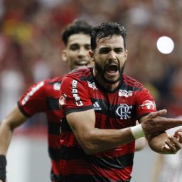 Flamengo vence o clássico com Fluminense no Mané Garrincha e lidera o Brasileirão