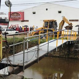 Prefeitura de Gandu instala nova passarela que liga Feira Livre a Beira Rio